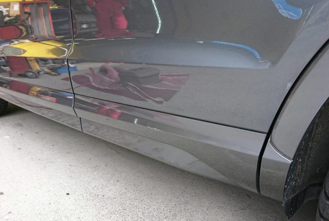 Audi／Q3 リヤドア とモール（ガーニッシュ）の板金修理｜外車の傷