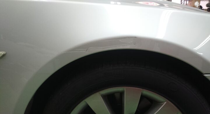 BMW5シリーズ/損傷パネルの離れたキズ凹み修理